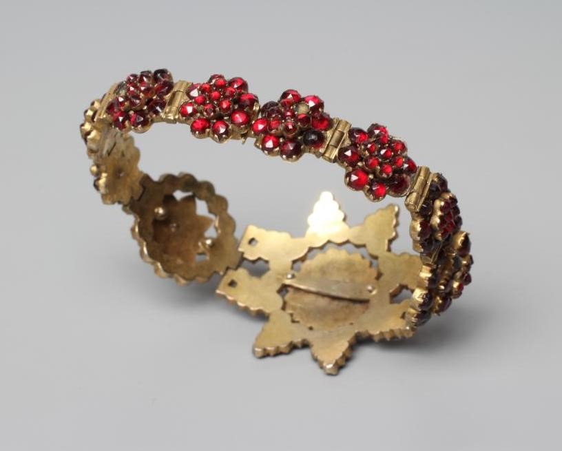 A LATE XIX CENTURY BOHEMIAN GARNET BRACELET, the central star panel hinged to smaller clusters on a Image