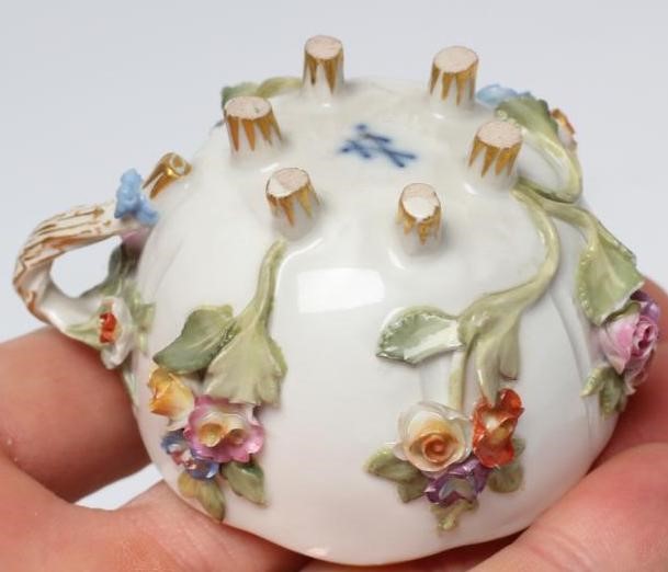 A MEISSEN PORCELAIN CABINET CUP AND SAUCER Image