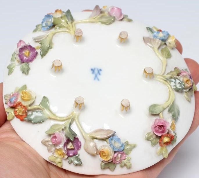 A MEISSEN PORCELAIN CABINET CUP AND SAUCER Image