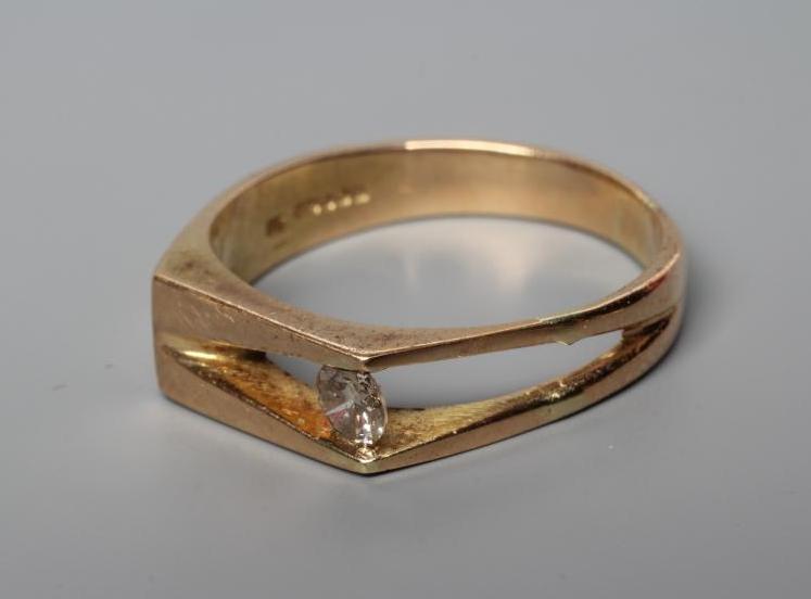 A GENTLEMAN'S SOLITAIRE DIAMOND RING Image