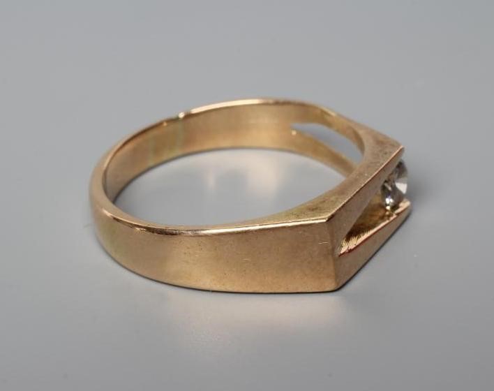 A GENTLEMAN'S SOLITAIRE DIAMOND RING Image