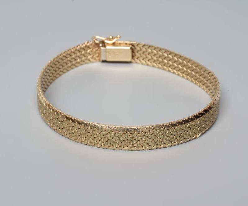 A 9CT GOLD WOVEN BRACELET with matt central section and slide clasp with safety loop, Birmingham Image
