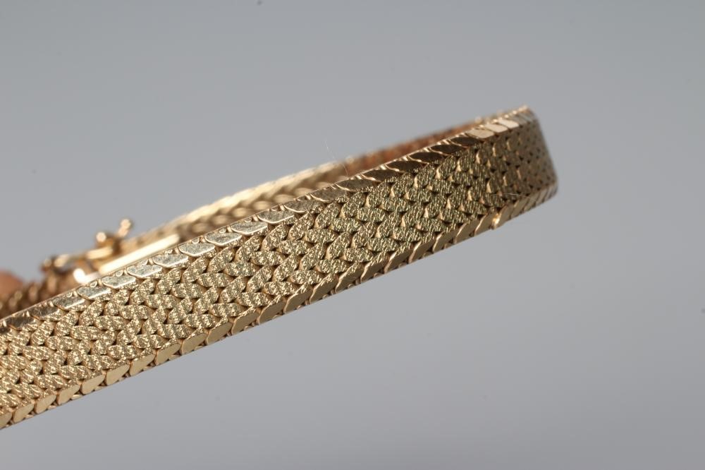 A 9CT GOLD WOVEN BRACELET with matt central section and slide clasp with safety loop, Birmingham Image