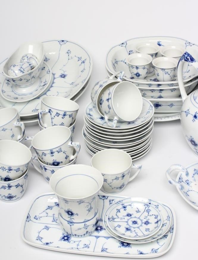 A BING AND GRONDAHL COPENHAGEN PORCELAIN DINNER AND COFFEE SERVICE Image