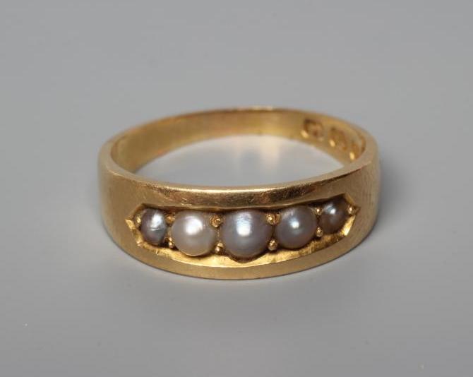 A VICTORIAN 18CT GOLD RING Image