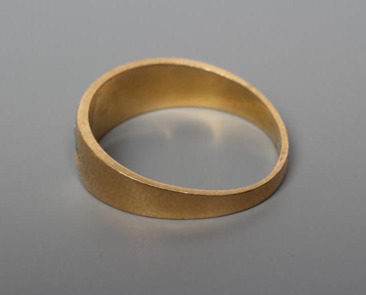 A VICTORIAN 18CT GOLD RING Image