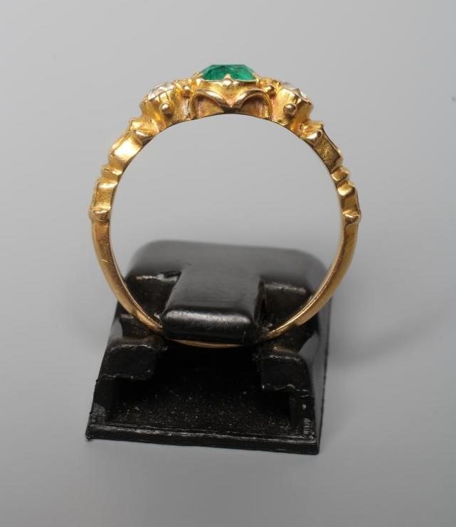 AN EMERALD AND DIAMOND RING Image