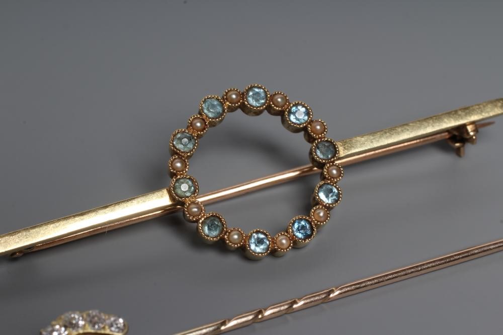 AN EDWARDIAN AQUAMARINE AND SEED PEARL BAR BROOCH Image