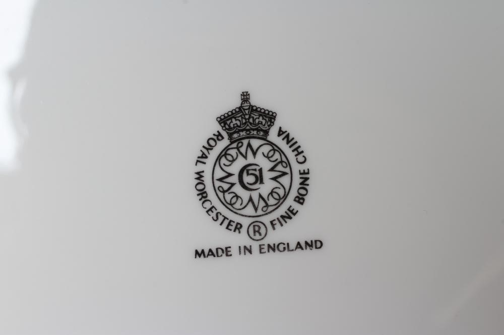 A ROYAL WORCESTER CHINA CABINET PLATE of plain circular form Image