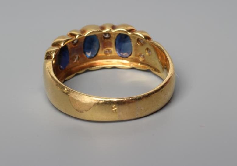 A SAPPHIRE AND DIAMOND DRESS RING Image