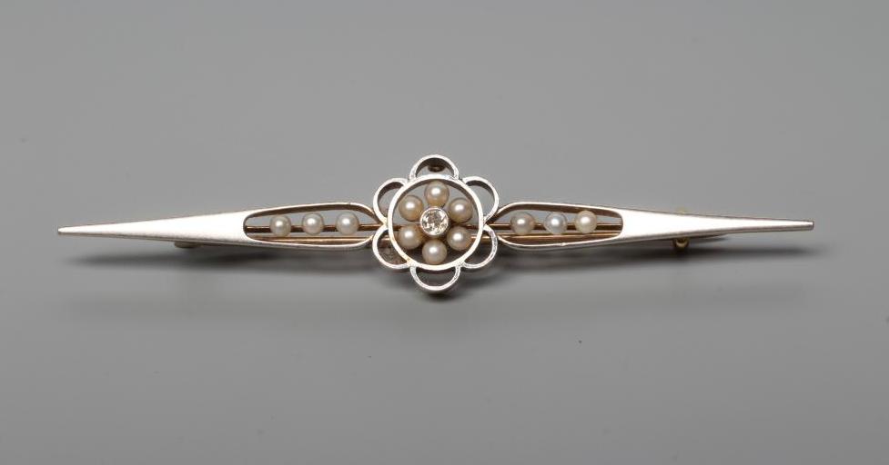 AN EDWARDIAN SEED PEARL BAR BROOCH Image
