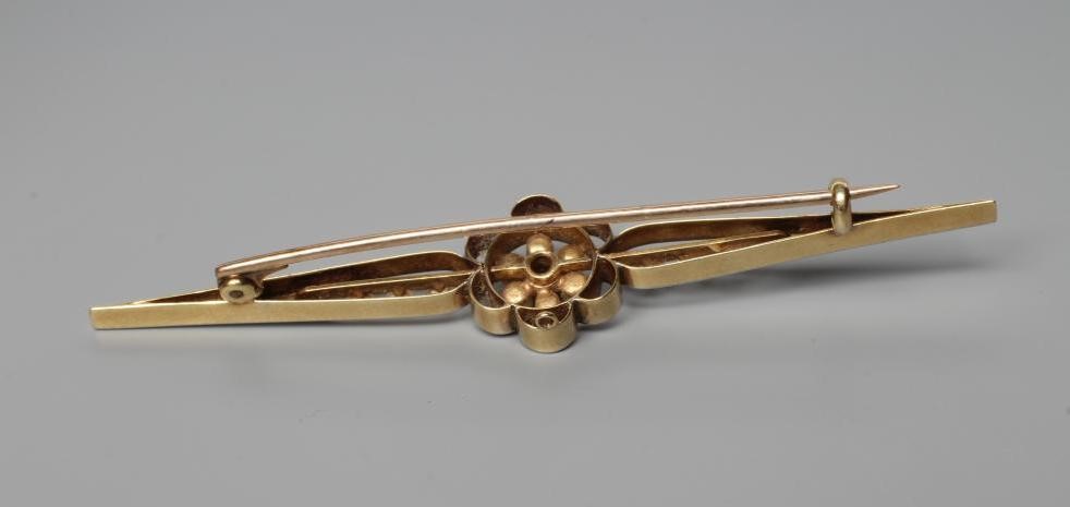 AN EDWARDIAN SEED PEARL BAR BROOCH Image