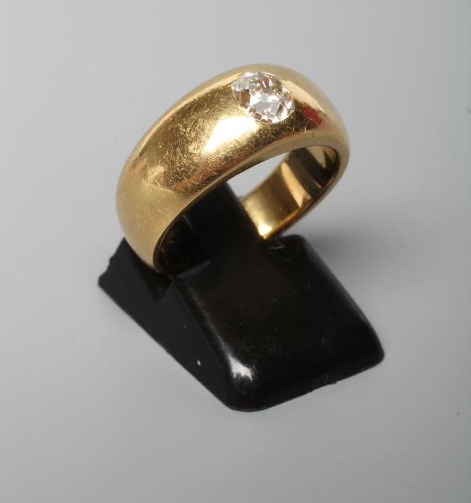 A GENTLEMAN'S SOLITAIRE DIAMOND RING, the Victorian cushion cut stone of approximately 0.70cts, Image