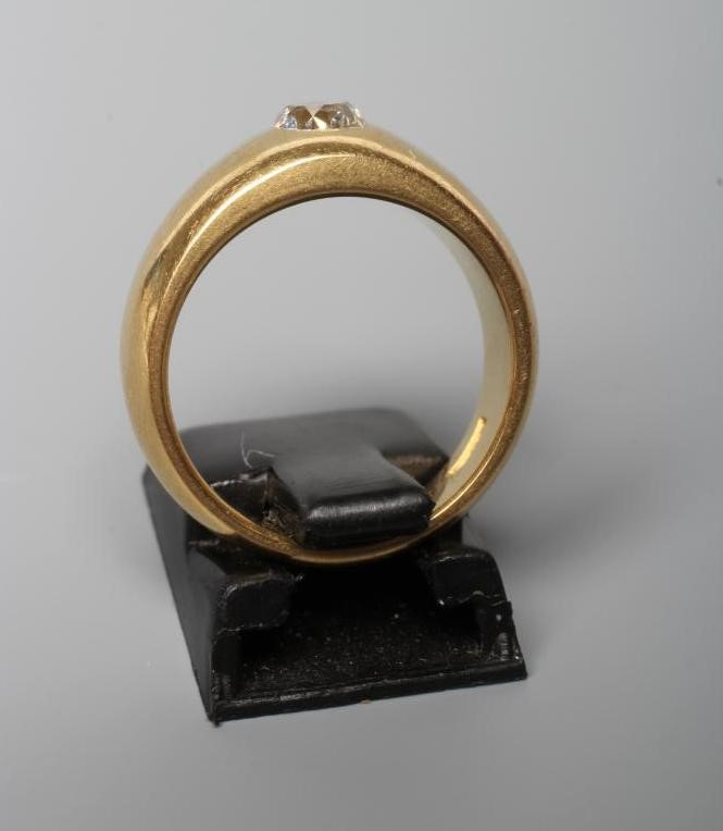 A GENTLEMAN'S SOLITAIRE DIAMOND RING, the Victorian cushion cut stone of approximately 0.70cts, Image