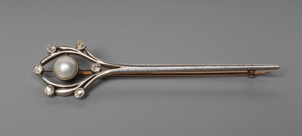 AN EDWARDIAN BOUTON PEARL AND DIAMOND BROOCH Image