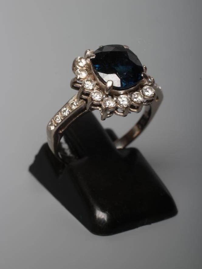 A SAPPHIRE AND DIAMOND CLUSTER RING Image