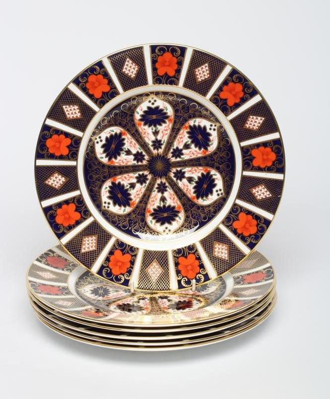 A SET OF SIX ROYAL CROWN DERBY CHINA DINNER PLATES, modern, painted in the Imari palette with Image