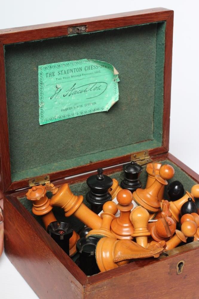 A JAQUES BOX AND EBONY STAUNTON PATTERN CHESS SET Image