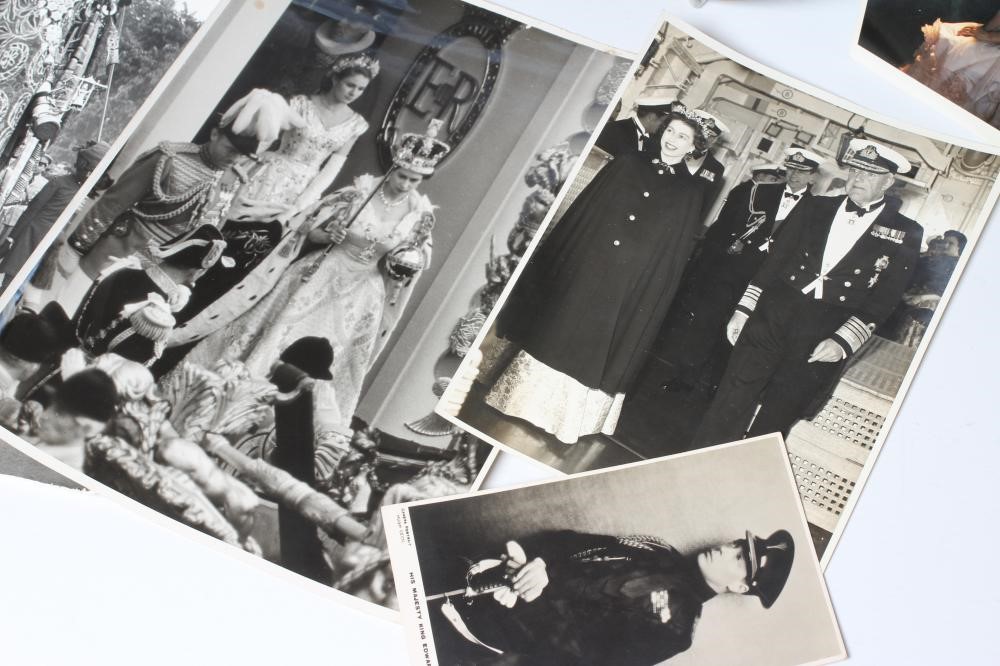 A COLLECTION OF ROYAL MEMORABILIA including a postcard of Edward VIII Image