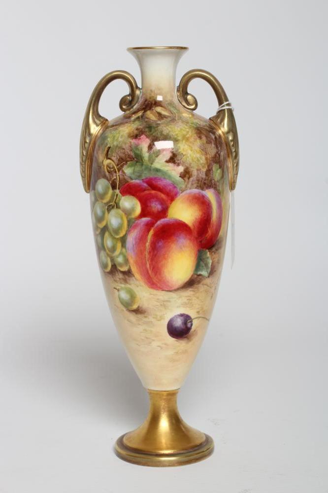A ROYAL WORCESTER CHINA VASE Image