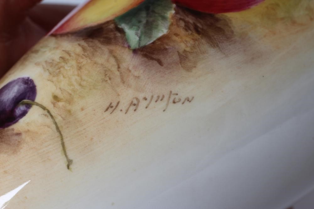 A ROYAL WORCESTER CHINA VASE Image