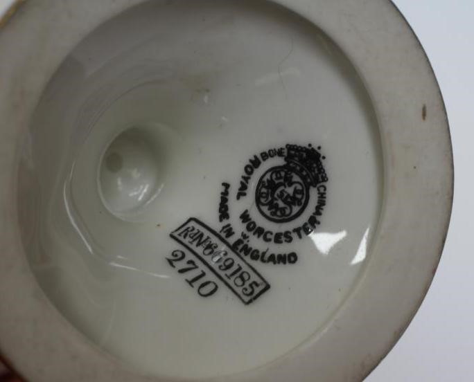 A ROYAL WORCESTER CHINA VASE Image