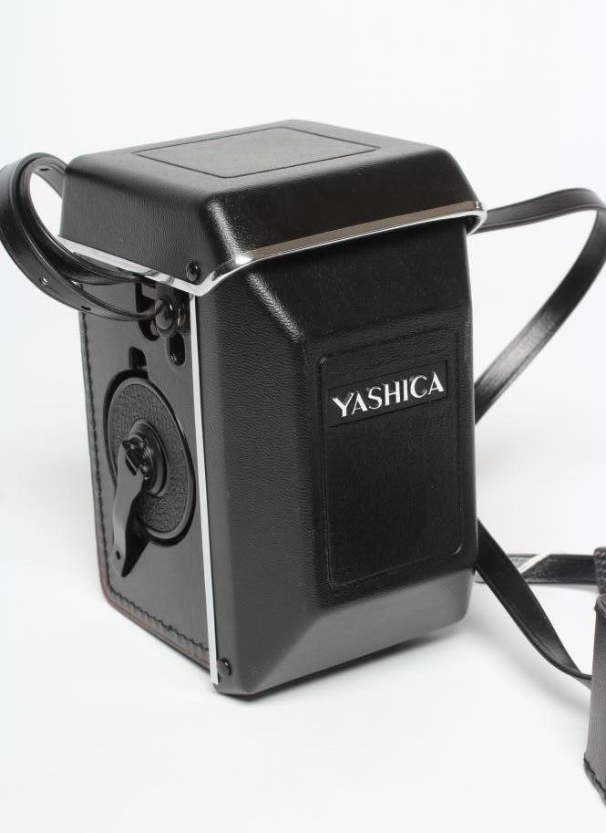 A YASHICA Mat-124 G CAMERA, with top viewer, twin Yashinon lenses, 1:2.8 f = 80mm and 1:35 f=80mm, Image