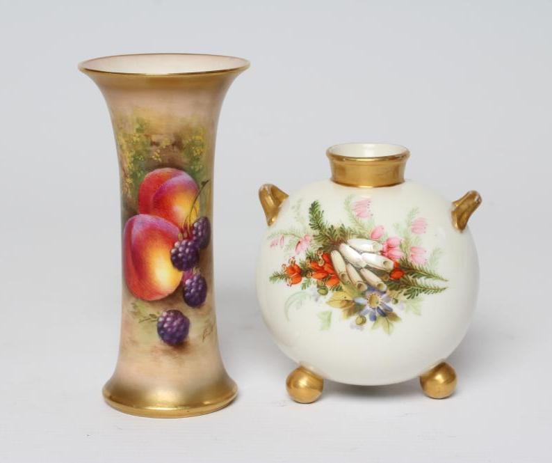 A ROYAL WORCESTER CHINA SMALL VASE Image