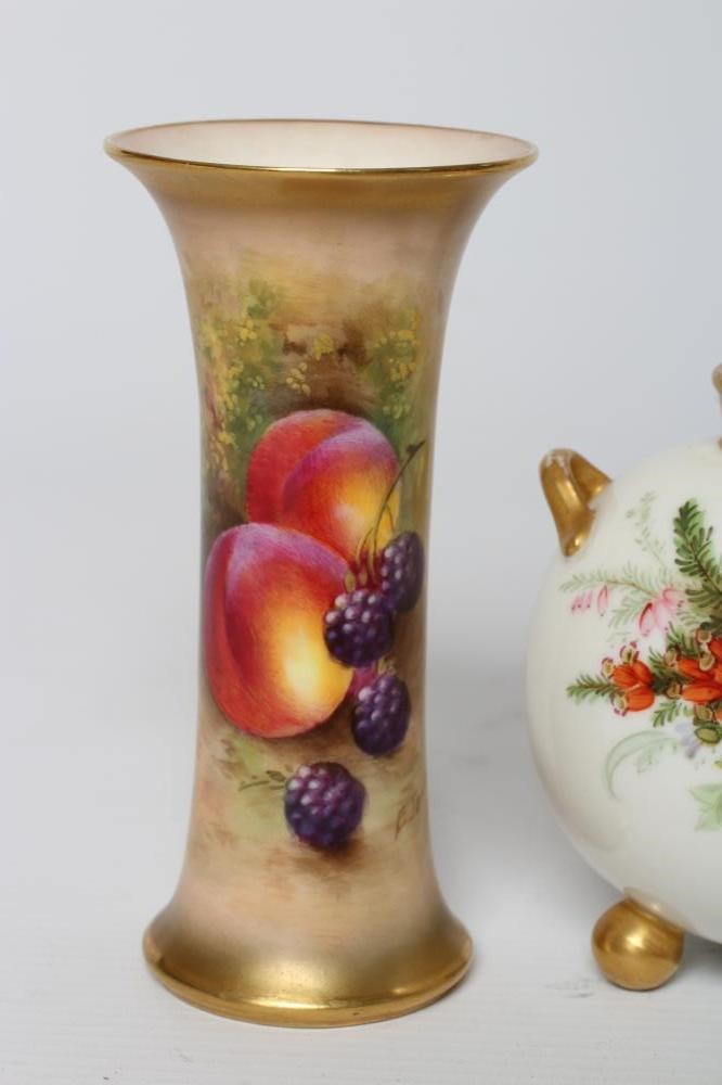 A ROYAL WORCESTER CHINA SMALL VASE Image