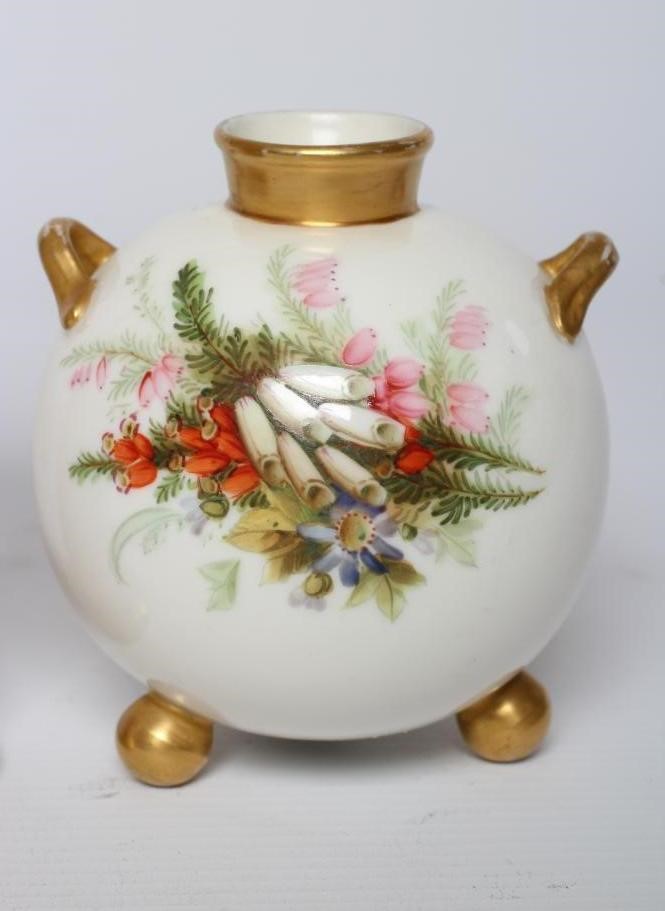 A ROYAL WORCESTER CHINA SMALL VASE Image