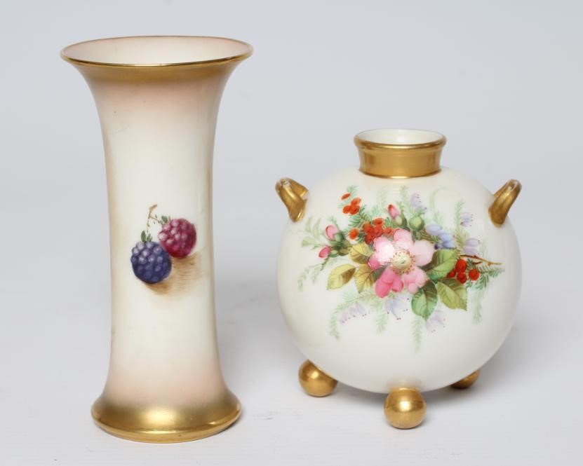 A ROYAL WORCESTER CHINA SMALL VASE Image