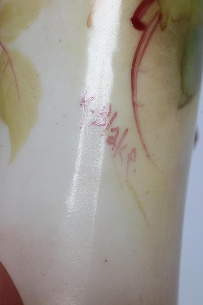 A ROYAL WORCESTER CHINA VASE Image