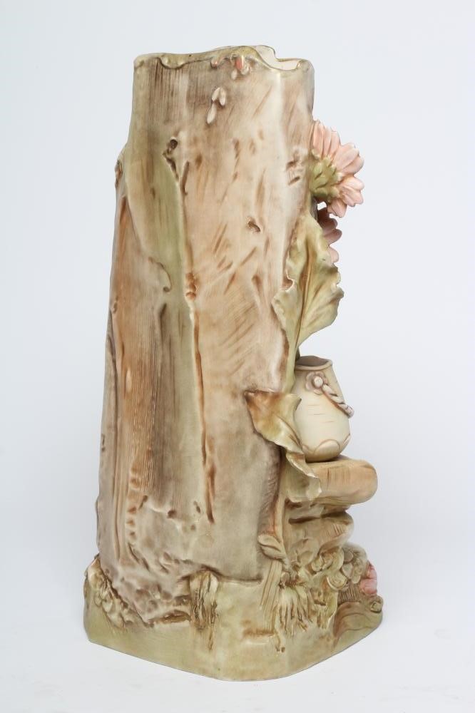 A ROYAL DUX PORCELAIN FIGURAL VASE Image