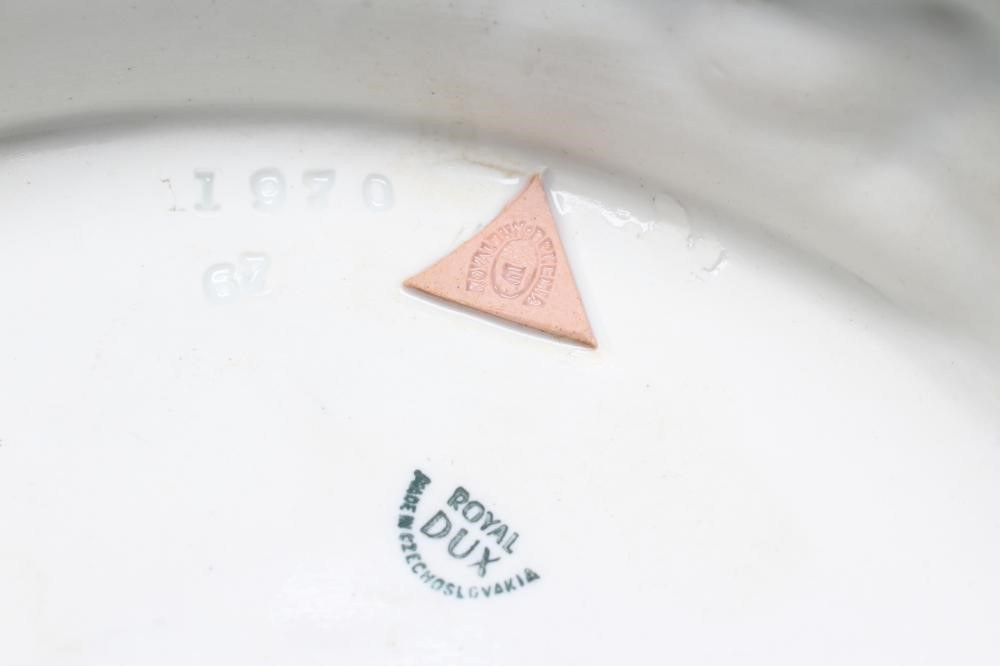 A ROYAL DUX PORCELAIN FIGURAL GROUP Image