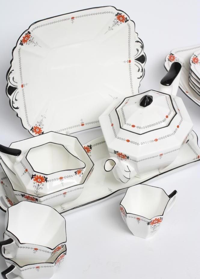 A SHELLEY CHINA QUEEN ANNE SHAPE TEA Image