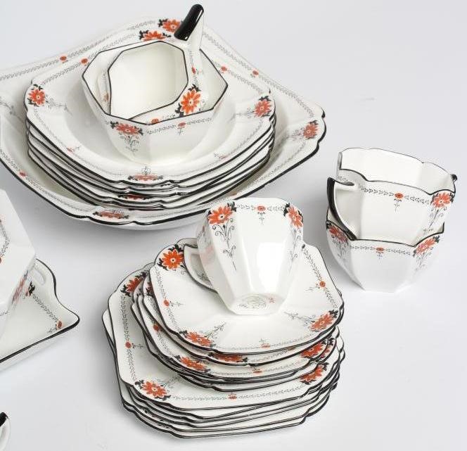 A SHELLEY CHINA QUEEN ANNE SHAPE TEA Image