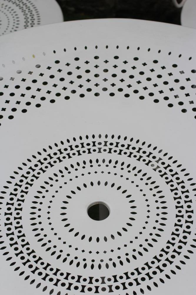 A WHITE PAINTED FRENCH BISTRO WIRE WORK SUITE, comprising circular table with pierced top on down Image