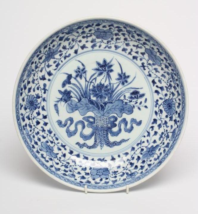 A CHINESE PORCELAIN DISH of plain circular form Image