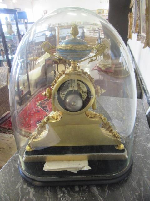 A FRENCH GILT METAL AND PORCELAIN MANTEL CLOCK Image