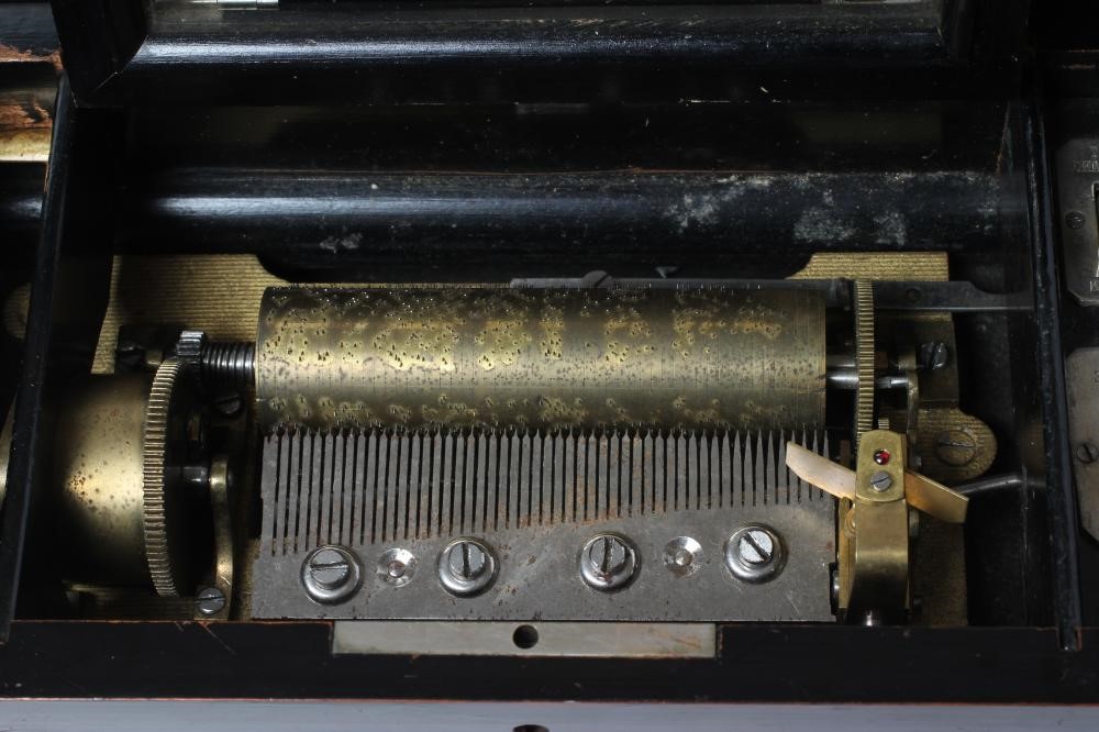 A SMALL SWISS MUSICAL BOX Image