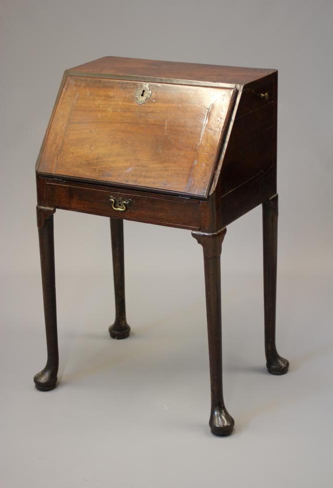 A LADYS GEORGIAN SMALL MAHOGANY WRITING DESK Image