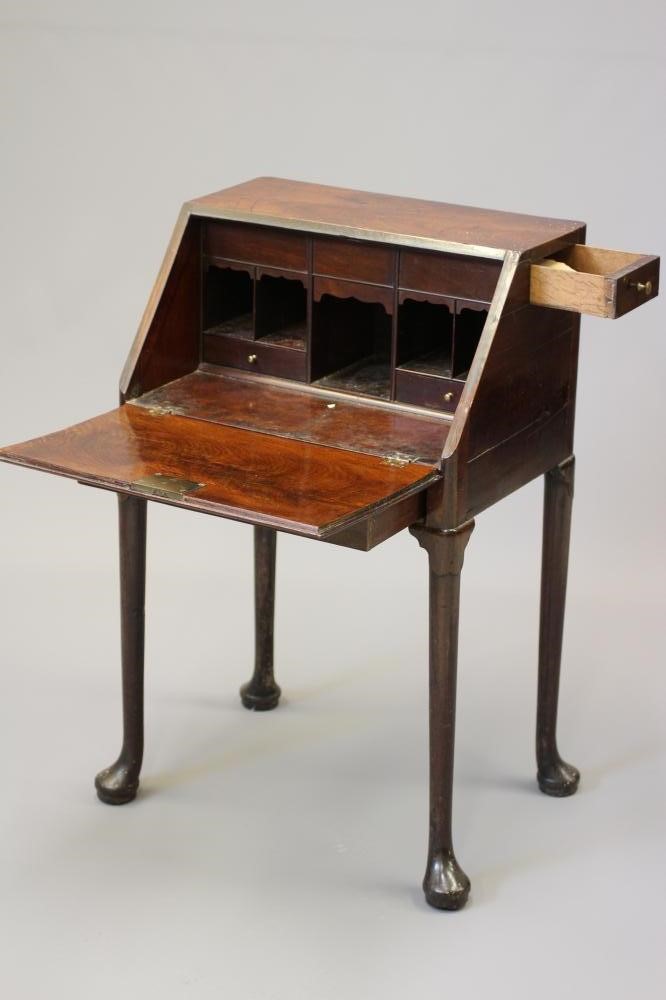 A LADYS GEORGIAN SMALL MAHOGANY WRITING DESK Image