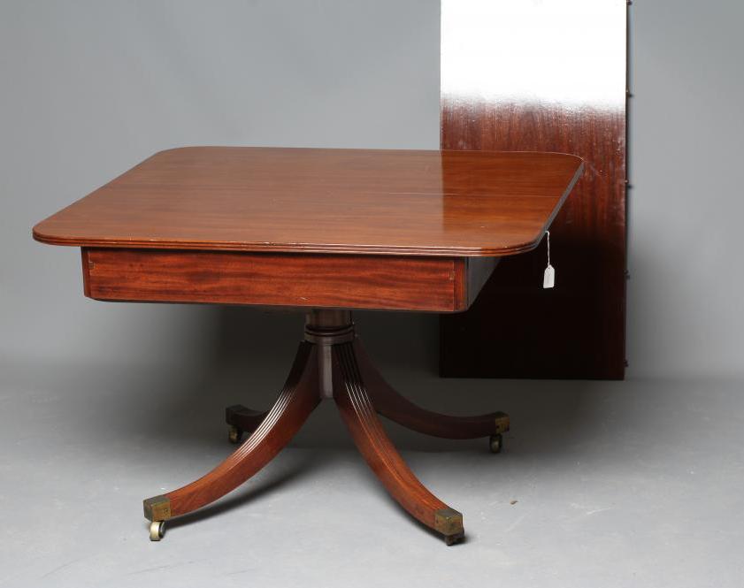 A REGENCY MAHOGANY EXTENDING DINING TABLE Image
