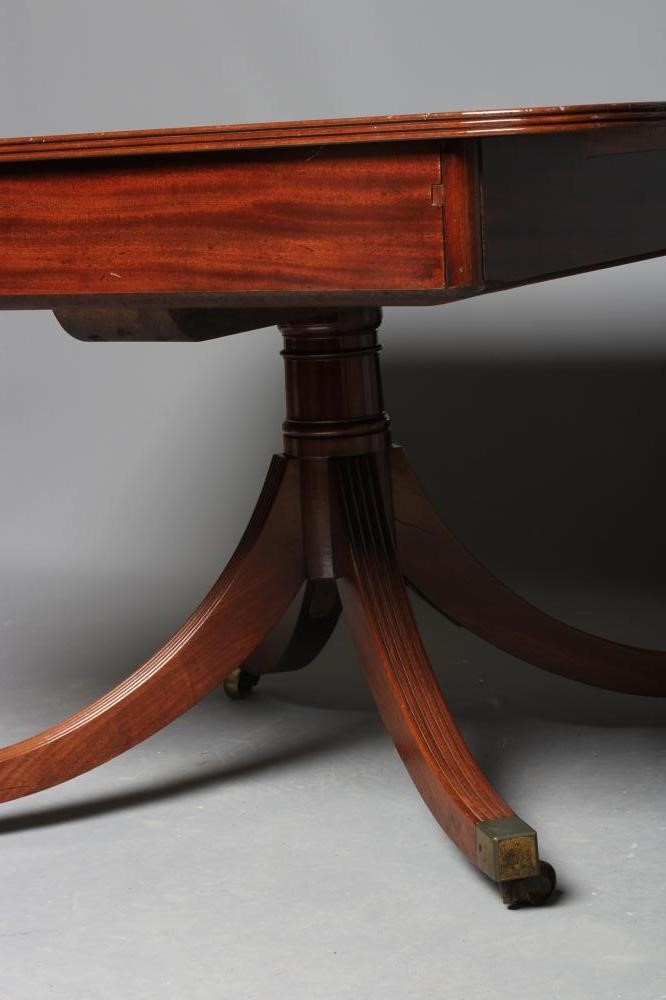 A REGENCY MAHOGANY EXTENDING DINING TABLE Image