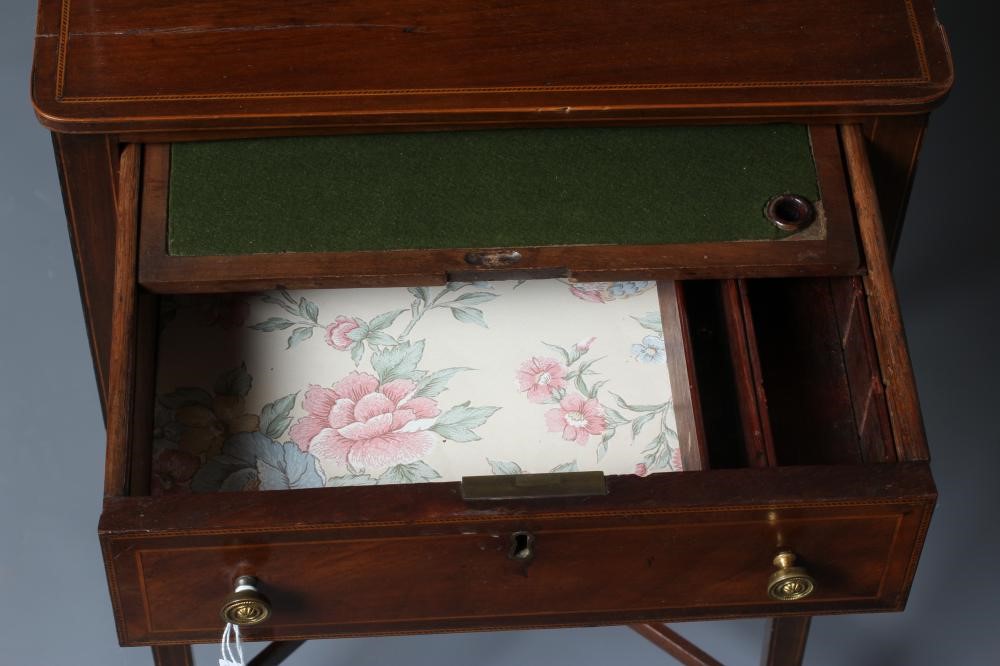 A REGENCY MAHOGANY BONHEUR DU JOUR Image