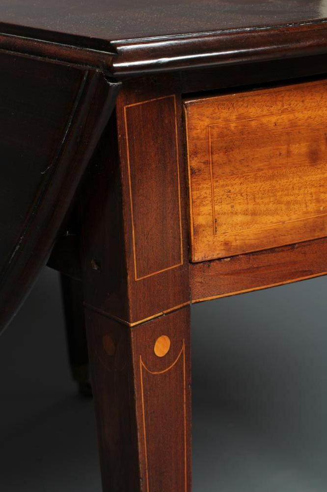 A GEORGIAN MAHOGANY PEMBROKE TABLE Image