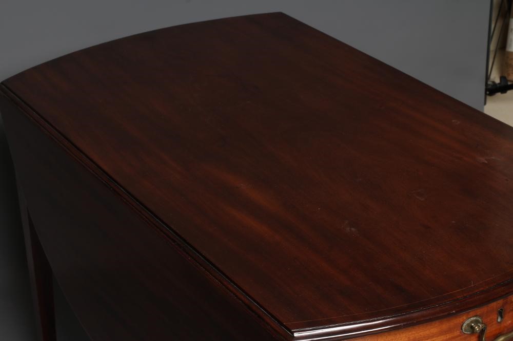 A GEORGIAN MAHOGANY PEMBROKE TABLE Image
