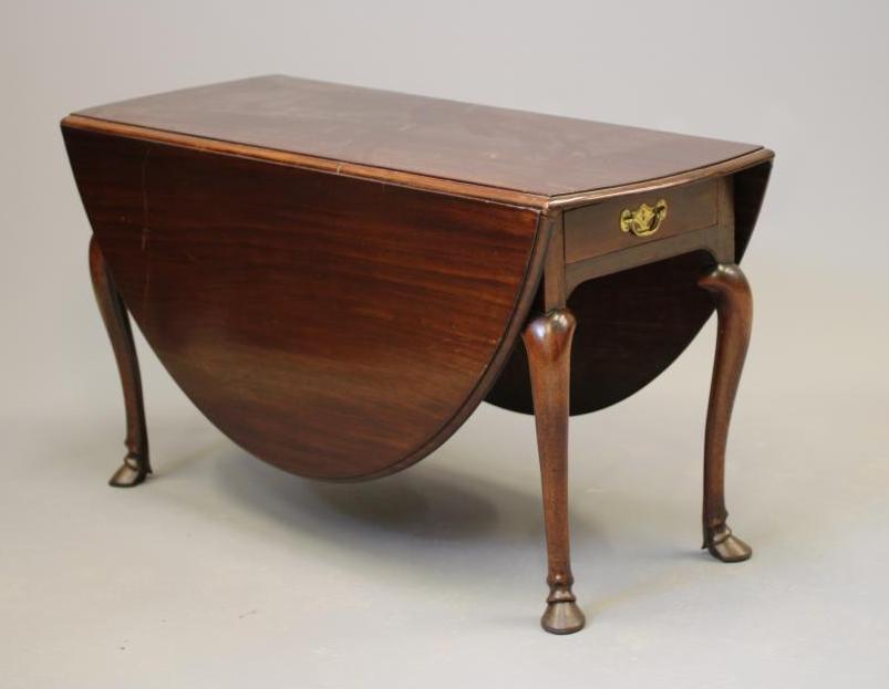 A GEORGIAN MAHOGANY DROP LEAF DINING TABLE Image