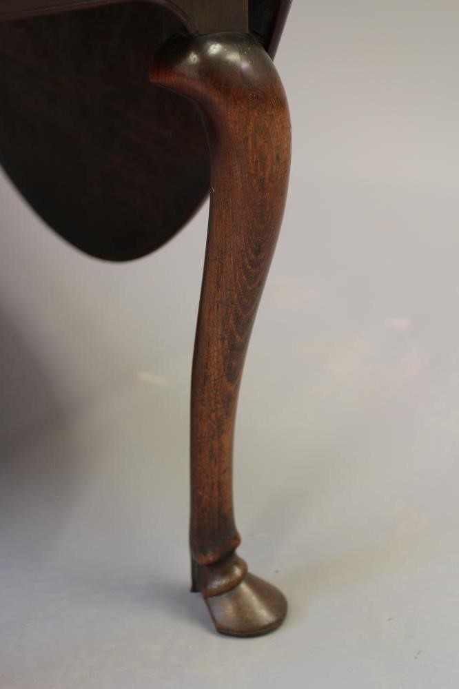 A GEORGIAN MAHOGANY DROP LEAF DINING TABLE Image