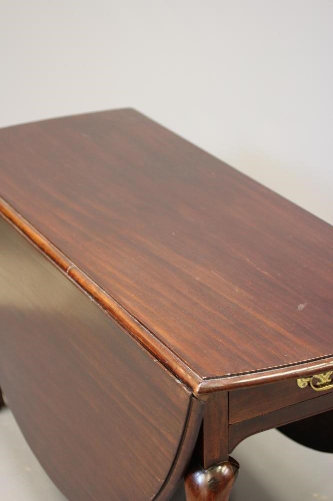 A GEORGIAN MAHOGANY DROP LEAF DINING TABLE Image